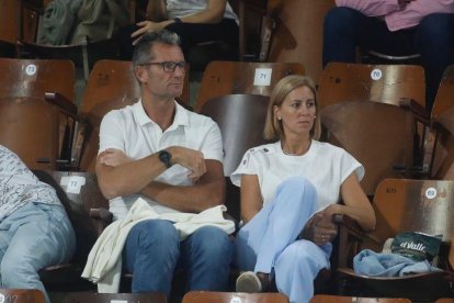 Iñaki Urdangarín y su pareja Ainhoa Armentia en el partido del Ademar-Granollers