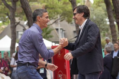 Pedro Sánchez y el presidente de la Generalitat, Salvador Illa, ayer, en la tradicional Fiesta de la Rosa del PSC en Gavá.