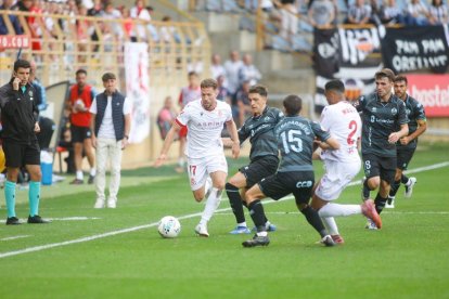 Iván Calero, con el dorsal 17 en el pantalón, fue expulsado en el minuto 87 de partido con cartulina roja directa.