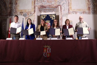 La consejera de Educación, Rocío Lucas, en el centro, junto a los sindicatos este lunes.