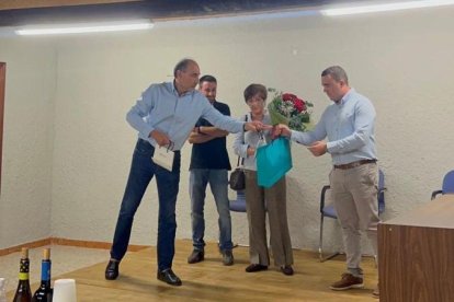 Marina Losada recibe el homenaje en Truchas.