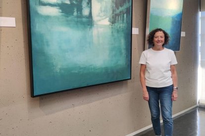 Pilar López Duque ante una de sus obras, que puede verse en la sala Ámbito.