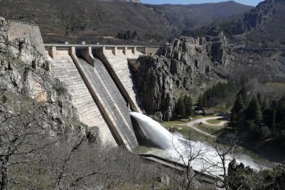 Desembalse en Los Barrios de Luna, en una imagen de archivo..