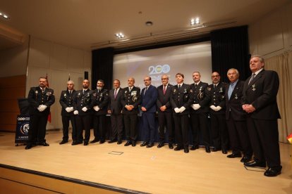 Autoridades políticas y mandos policiales en la fiesta de la policía nacional.