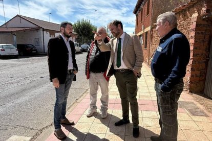 Un momento de la visita de los concejales y con el diputado Javier santiago Vélez.
