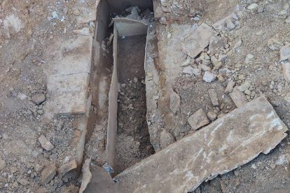 Detalle del sarcófago que dio la pista de una necrópolis romana desconocida en Astorga.