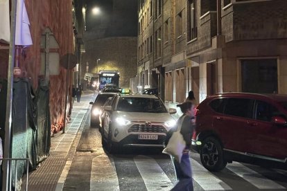 Imagen de las retenciones provocadas por el incendio.