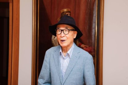 El poeta surcoreano Ko Un ante uno de los retratos de reyes leoneses en el consistorio de San Marcelo.
