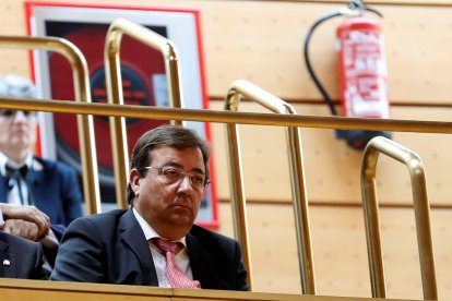 El presidente extremeño, Guillermo Fernández Vara, asiste al pleno extraordinario del Senado convocado para aprobar las propuestas planteadas por el Gobierno para actuar contra la Generalitat de Cataluña al amparo del artículo 155 de la Constitución.