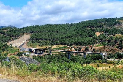 Estado en el que se encuentra la construcción del tablero del viaducto hacia la N-536.