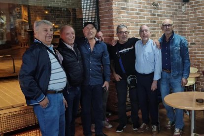 Miguel de la Pinta Chico (segundo por la derecha) con compañeros de 16 años de hotel Madrid.