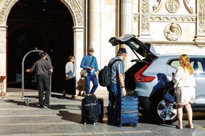 Turistas descargan su equipaje en la entrada del Parador de San Marcos.virginia morán