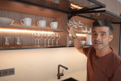 El diseñador leonés Daniel Colino enseña el detalle maestro de las vitrinas retroiluminadas, clave para transformar una cocina en una de revista.