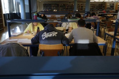 Varios alumnos estudian en la biblioteca de la ULE.