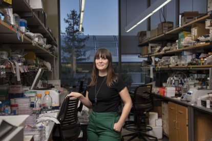 Raquel Fueyo, en su laboratorio en la Universidad de Stanford.