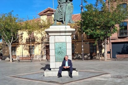 Miguel Ángel Revilla, junto a la estatua de Alfonso IX en la plaza de Santo Martino