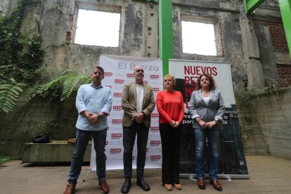 El secretario general de CC OO, Unai Sordo, este jueves con dirigentes locales, provinciales y autonómicos del sindicato en la Térmica Cultural de Ponferrada.