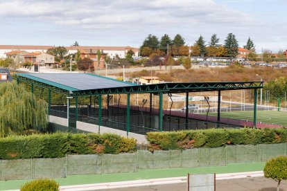 Las placas se han colocado en el tejado de las nuevas pistas del polideportivo.