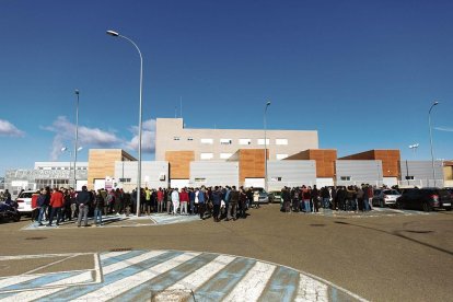 Alumnos del Centro Integrado Tecnológico Industrial de León, a la puerta del instituto.