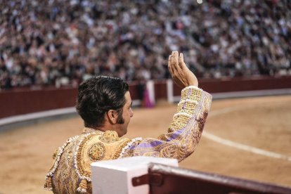 Morante de la Puebla durante el festejo taurino de Otoño celebrado este domingo en la plaza de Las Ventas.