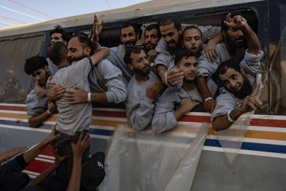 Prisioneros palestinos liberados a su llegada a Gaza tras su liberación.