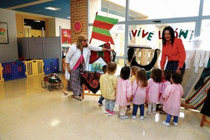 La alcaldesa de San Andrés del Rabanedo, Ana Fernández Caurel, en una visita reciente a la escuela infantil.
