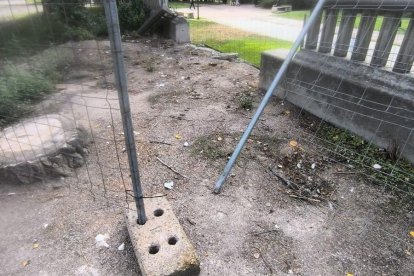 El muro está roto desde hace más de seis meses por la caída de un árbol.