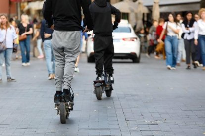 Dos patinetes por Calle Ancha, por donde no podrán circular.