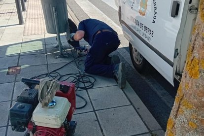 Operario de la brigada de obras de Ponferrada en una acera.