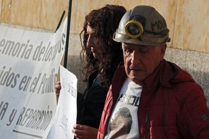 Familiares de los seis mineros muertos en el Pozo Emilio se manifiestan ante los juzgados de León.