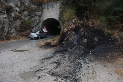 A la dereha la zona donde impactó y ardió el coche Peugeot 306 en la madrugada del domingo, junto a la presa de Bárcena.