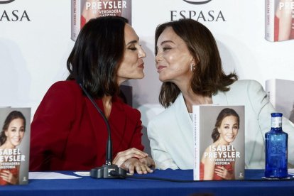 Tamara Falcó besa a su madre en la presentación del libro de su madre.
