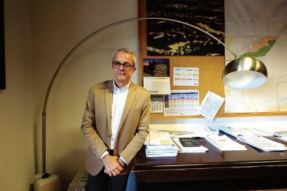 Luis Antonio Moreno, en su despacho de la Concejalía de Hacienda de Ponferrada.
