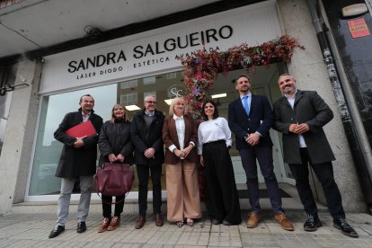 La consejera Leticia García, este viernes ante el centro de estética de una emprendedora que abrió en Ponferrada con ayuda de la Junta.