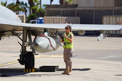 La joven leonesa con uno de los Eurofigther en el ejericio internacional en Canarias.