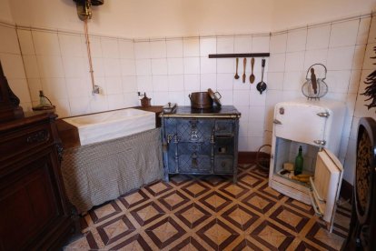 Recreación de una cocina y de la consulta de un dentista en el Museo Casa Botines Gaudí.