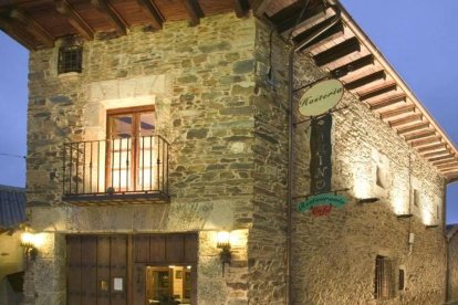 La Hostería Camino, una Posada Real en pleno corazón de la Maragatería, combina el encanto rústico con una atmósfera celestial única al anochecer.
