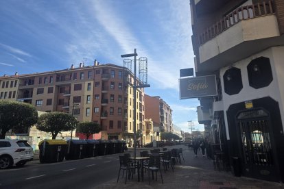 Luminarias navideñas instaladas en una de las calles de La Bañeza