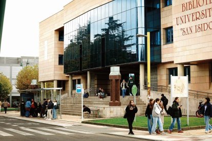 Universitarios leoneses a la puerta de la Biblioteca San Isidoro, en el Campus de Vegazana.