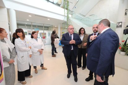 El consejero Alejandro Vázquez junto al gerente Ortiz de Saracho y la concejala Lidia Coca.  El consejero a su llegada al centro en Cuatrovientos.
