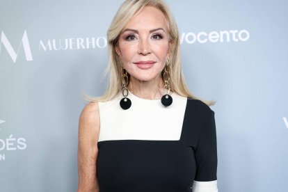 Carmen Lomana, impecable en blanco y negro, vuelve a demostrar su dominio absoluto del estilo en los premios Mujerhoy.