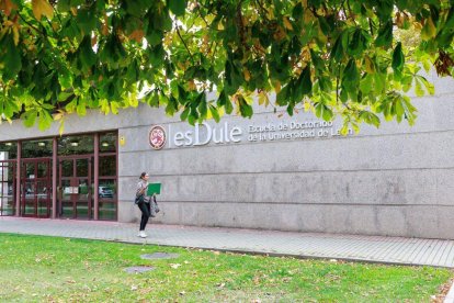 Una universitaria camina por delante de la Escuela de Doctorado, en uno de los anexos del edificio EGA.