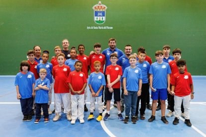 Los integrantes más jóvenes del CD Pelota a Mano Reino de León junto a entrenadores y representantes de la directiva.