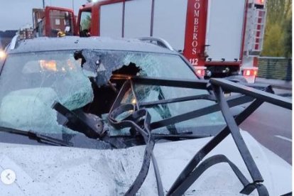 Así quedó el coche tras estamparse contra la valla