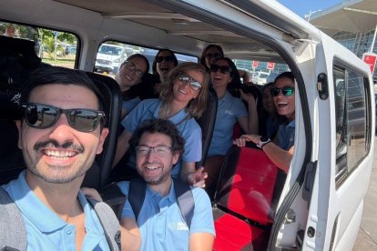 El equipo de Voluntarios llega este sábado a Mozambique.  Uno de los primeros pacientes de hace 8 años.  Jorge Sánchez Cañizal, Isabel Sendino y Sonia de la Fuente.