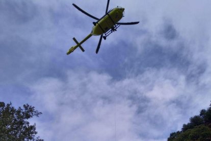 Momento en el que el cuerpo del deportista es sacado del barranco del Pajariel en helicóptero.