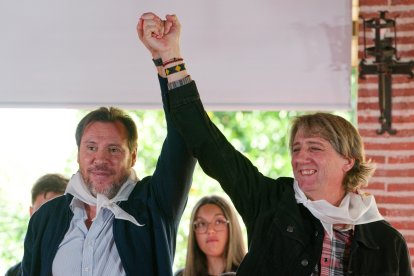 El ministro de Transportes y Movilidad Sostenible, Óscar Puente, y el secretario general del PSOE autonómico y candidato a la Presidencia de la Junta de Castilla y León, Carlos Martínez (d), durante la fiesta de la rosa del PSOE del municipio abulense de Candeleda, este domingo.