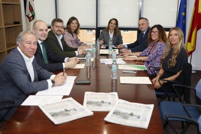 Joaquín S. Torné, (director de Diario de León), Alejandro Hidalgo (Caja Rural), Roberto Vidal (Xeridia), Nuria González (ULE), Adriana Ulibarri (presidenta de Diario de León), Luis E. Ortega (vicecon. Transformación Digital) Mª José Gutiérrez (Telefónica) y Silvia Herrero (Iberdola) El neurocirujano Antonio Mostaza, premio Innova Diario de León 2025