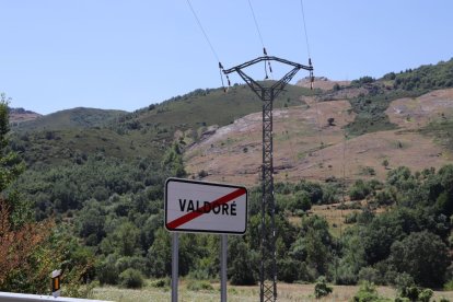 Uno de los tendidos eléctricos que transita por el municipio de Crémenes.