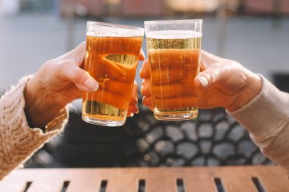 Brindar con una caña es un gesto cotidiano, pero pocos saben que la cerveza puede favorecer la acumulación de grasa abdominal si no se consume con moderación ni se compensa con actividad física.